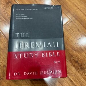 The Jeremiah Study Bible, NKJV: Jacketed Hardcover: What It Says. What It Means